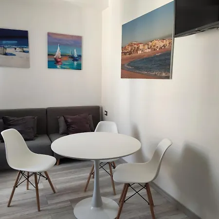 ゲストハウス Rosita レカナーティ