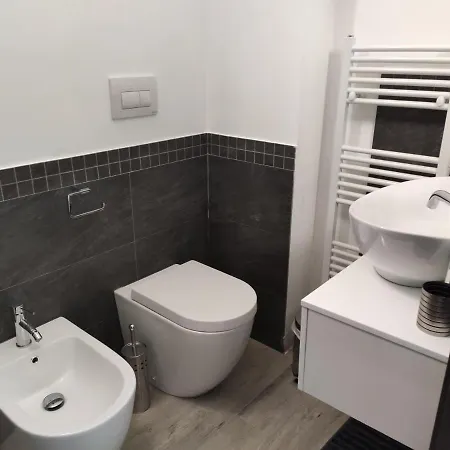 ゲストハウス Rosita レカナーティ